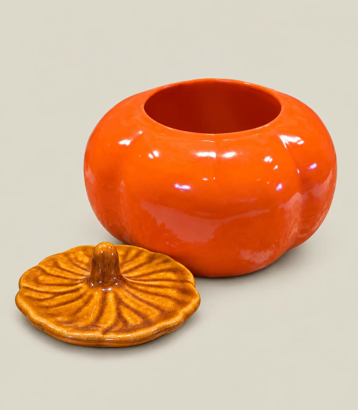 h113 Pumpkin-Shaped Ceramic Salt & Spice Jar with Lid – Orange - Image 1